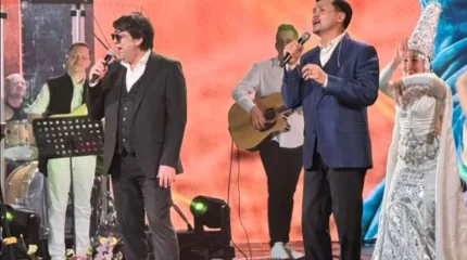 Мейрамбек Беспаев өнердегі досы Досымжан Таңатаровқа ерекше сыйлық жасады