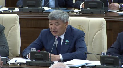 Депутат Жанарбек Әшімжанов әріптесіне ChatGPT көмегімен өлең арнады