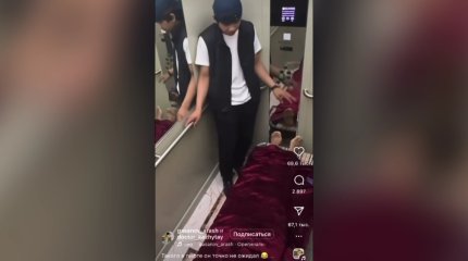 Лифтіге «мәйіт» салып, пранк жасаған