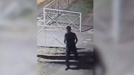 Алматыда еңгезердей еркек әжейдің үйіне басып кіріп, ақшасы тартып алған