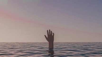 Полицейские спасли тонущего мужчину в Астане, а после привлекли его к ответственности