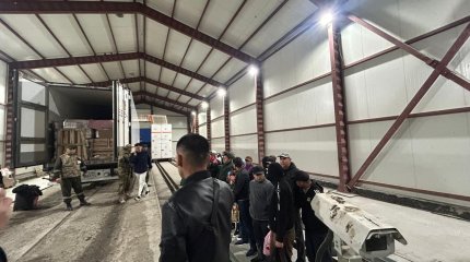 29 нелегалов пытались проехать через границу в Россию в фуре с напитками