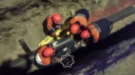 Алматинец упал в трёхметровый ров при прокладке водопровода