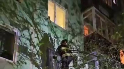 Пятилетнего ребёнка сняли с окна с помощью трёхколенной лестницы в Астане