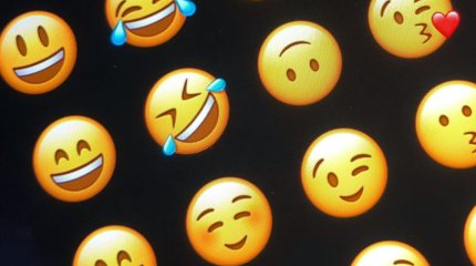 «Конфликт» поколений: эмодзи с улыбкой назвали символом пассивной агрессии