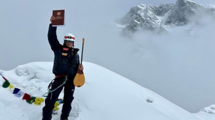 Қазақстандық альпинист Конституцияны Гималайдағы Айленд Пик шыңына көтерді