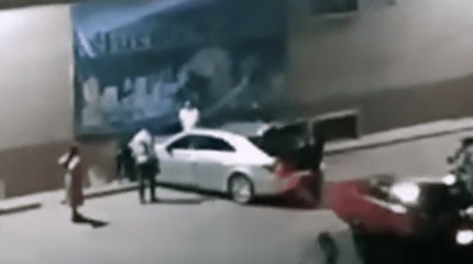 Пьяные карагандинцы врезались в супермаркет на автомобиле