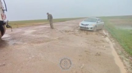 Два автомобиля застряли в грязи на дороге в Костанайской области