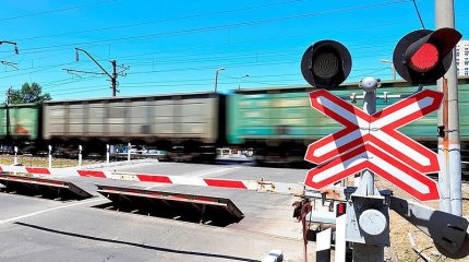 Трактор выехал на железнодорожный переезд прямо перед поездом