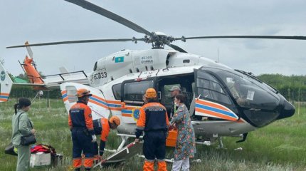 Вертолёт посадили прямо на территории сельской больницы в ЗКО