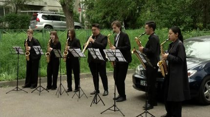 Патриотические мелодии: в Алматы поздравили с 80-летием Победы участника Великой Отечественной войны