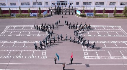 Ұлттық ұлан сарбаздары жеңістің 80 жылдығына орай 80 санын бейнеледі