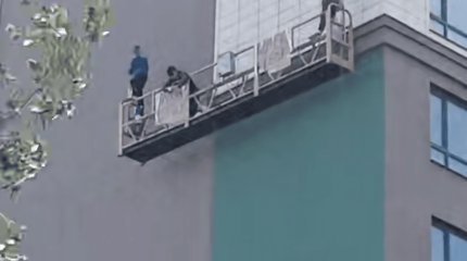 Рабочий угрожает суицидом со строящейся высотки в Костанае