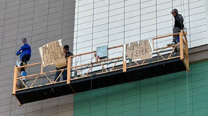 Рабочих, угрожавших сжечь себя на верхних этажах новостройки в Костанае, арестовали на сутки