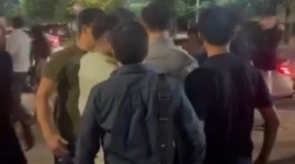 Массовая драка у заведения Алматы попала на видео