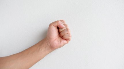 В Алматинской области отец избил мать девятерых детей прямо на глазах у семьи