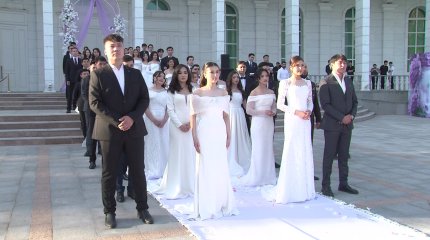 В Астане одновременно зарегистрировали брак 25 пар