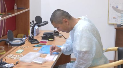 Актауские студенты ознакомились с производством единственного в Казахстане предприятия по изготовлению слуховых аппаратов