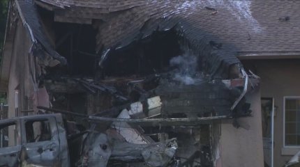 Самолет бизнес-класса упал на жилой район Сан-Диего: на месте ЧП вспыхнул пожар