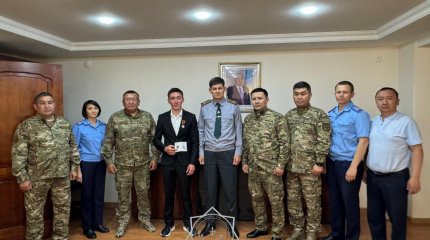 Студент спас тонущего ребенка в ВКО: его наградили меделью