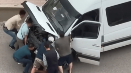 Мужчина попал под собственный автомобиль в Караганде