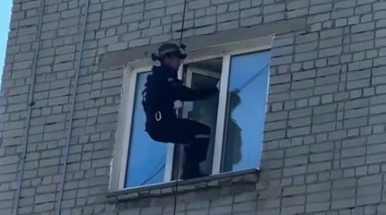 Ребёнка сняли с окна четвёртого этажа в Павлодаре