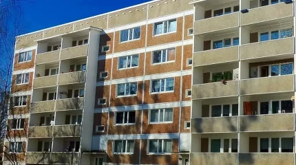 Үйде жалғыз болған: Павлодарда терезеде тұрған төрт жасар қыз құтқарылды