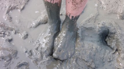 Две легковушки застряли в грязи в Костанайской области