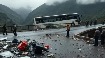 Студенттер мінген автобус апатқа ұшырап, 10 адам қаза тапты