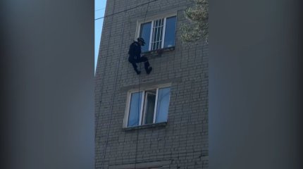 В Павлодаре спасли четырехлетнюю девочку от падения из окна