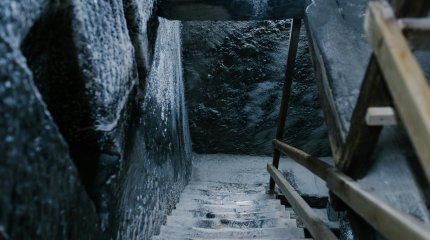 Трое рабочих пострадали из-за выброса газа на шахте в Актюбинской области