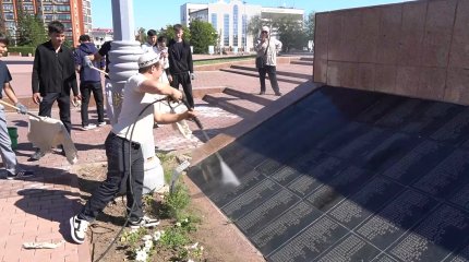 Оралдық еріктілер Жеңіс алаңын тазартты