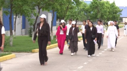 Познавательную экскурсию на молочную ферму устроили для молодежи в Шымкенте