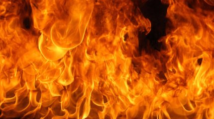 Мать с ребёнком спасли из ночного пожара в Астане