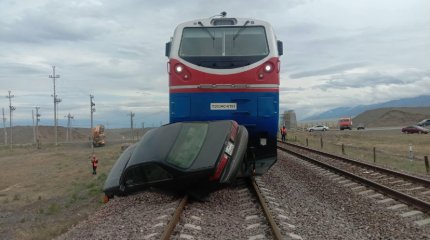 Легковушка вылетела на переезд перед поездом на востоке Казахстана