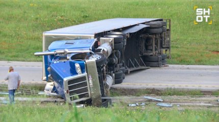 Грузовик набитый сотнями тысяч долларов перевернулся в США