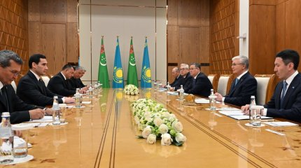 Глава государства провел встречу с Президентом Туркменистана Сердаром Бердымухамедовым