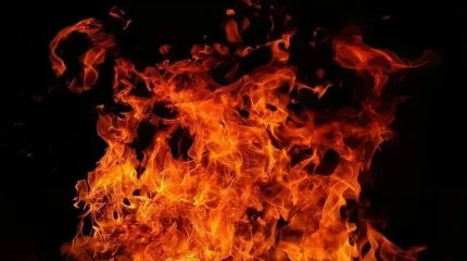 Қарағандыда отқа оранған тұрғын үйдің шатыры опырылып түсті