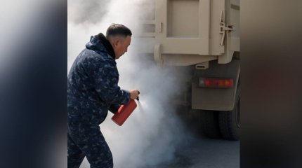 Грузовик воспламенился на трассе в области Абай