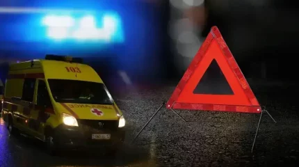 Таразда жеңіл көлік автобус пен жүк пойызының арасына қысылып қалды