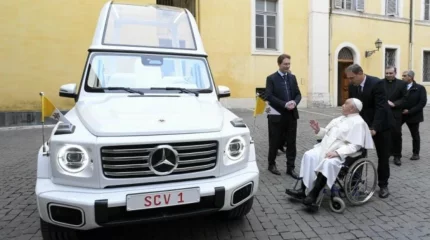 Рим Папасының автокөлігі Газадағы балаларға беріледі