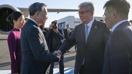 Президент Қасым-Жомарт Тоқаев елорда әуежайында Қазақстанға мемлекеттік сапармен келген Вьетнам Коммунистік партиясы Орталық комитетінің Бас хатшысы То Ламды қарсы алды