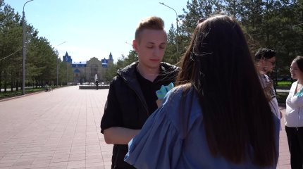 100 лент Победы раздали жителям Костаная