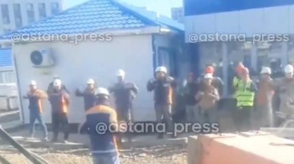 Зарядка на стройке: строители в Астане порадовали Казнет утренней разминкой