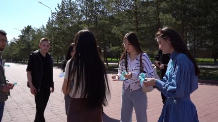 Қостанайда белсенді жастар «Жеңіс лентасын» таратты