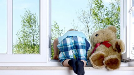 Астанчан переполошили стоящие у открытого окна многоэтажки дети