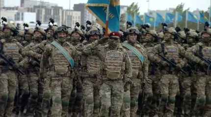 Әәскери парадқа бітімгерлер тобы қатысты