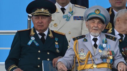 Әскери парадты соғыс ардагерлері тамашалауда