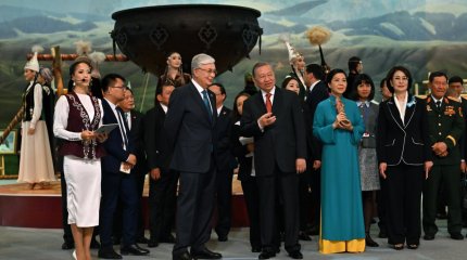 Қасым-Жомарт Тоқаев пен То Лам «Этноауыл» көрмесін аралады