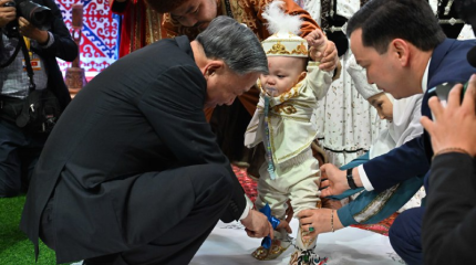 Генеральный секретарь ЦК Компартии Вьетнама То Лам перерезал путы младенцу в Астане